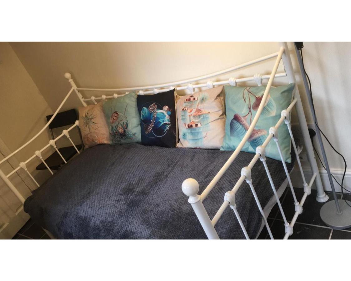 Welcoming Spacious 2-Bedroom House In St Helens St Helens  Bagian luar foto